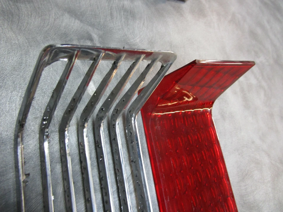 AMC MARLIN 1965 1966 LUZ TRASERA LENTE Y REJILLA LADO IZQUIERDO  Foto 3 de 4