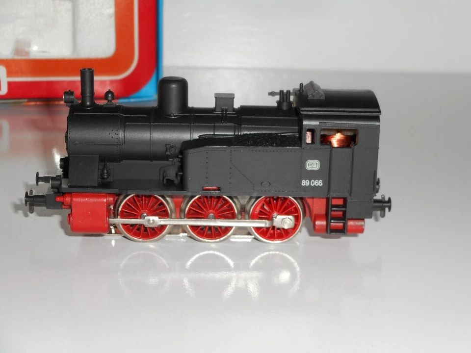 Marklin 3104 Steam Tank Loco. V1. 3 rail AC. Excellent Cond. No light. HO.Boxed - Image 4 of 4