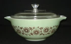 PYREX - 2 1/2 QT. - #443 Gold on Green MEDALLION Cinderella Bowl & Knob Lid Set