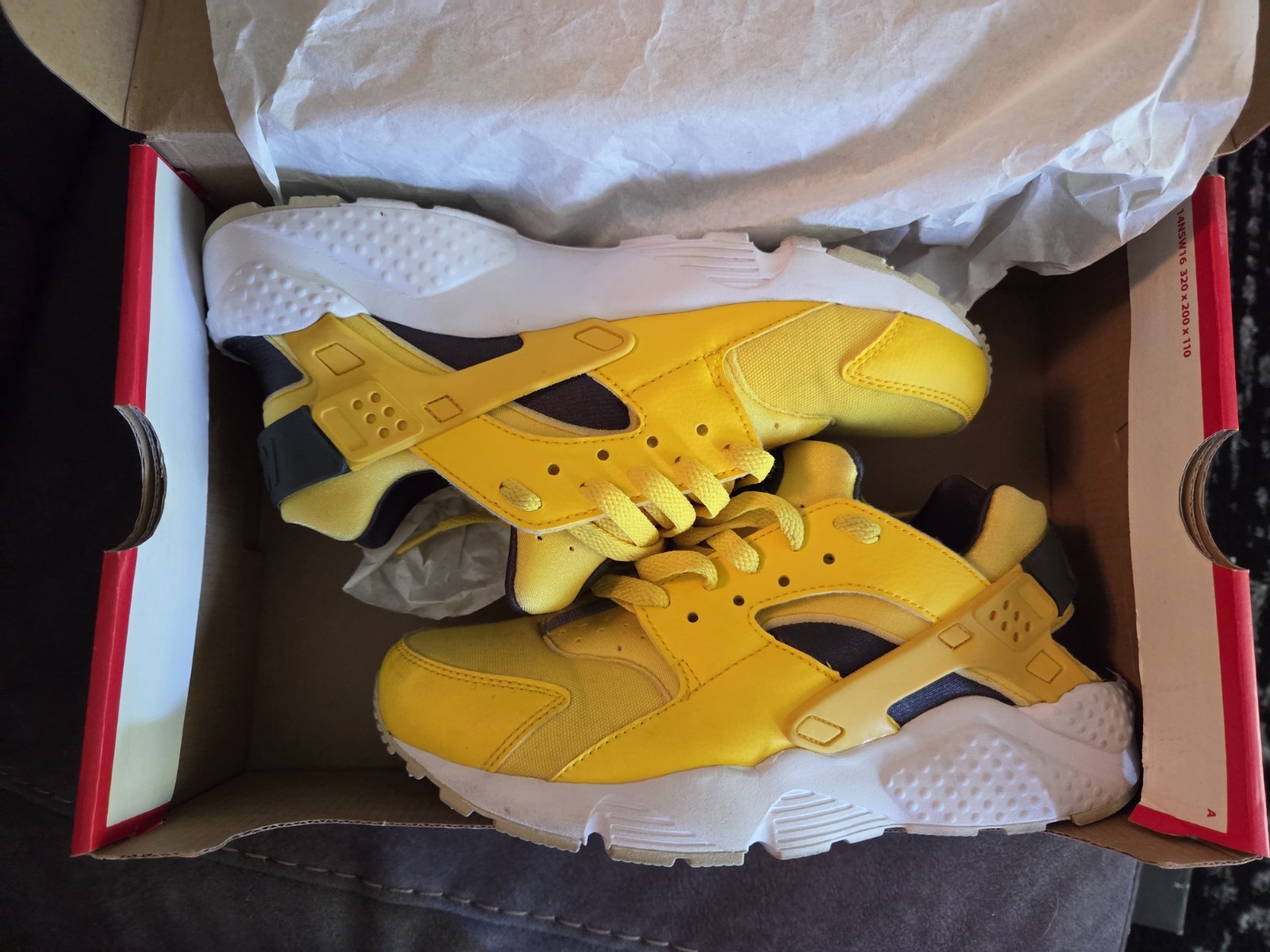Nike Huarache Run GS Size 6.5Y  Tour Yellow/Anthracite-White