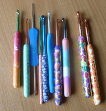 10 crchet hooks various sizes