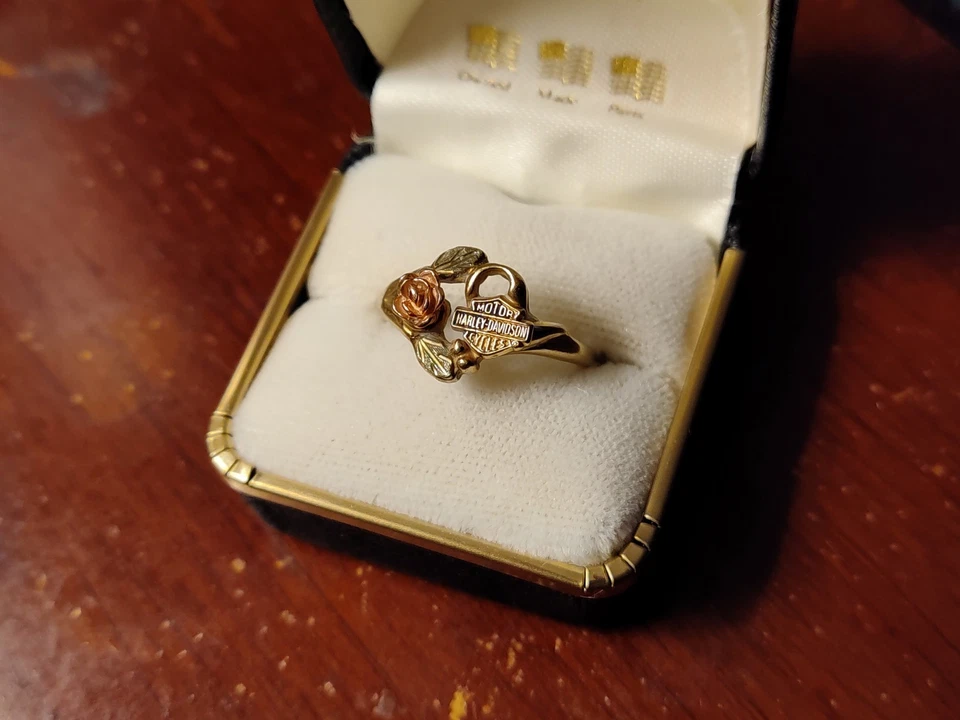 Anillo Harley-Davidson de oro de 10 K para dama Foto 2 de 4