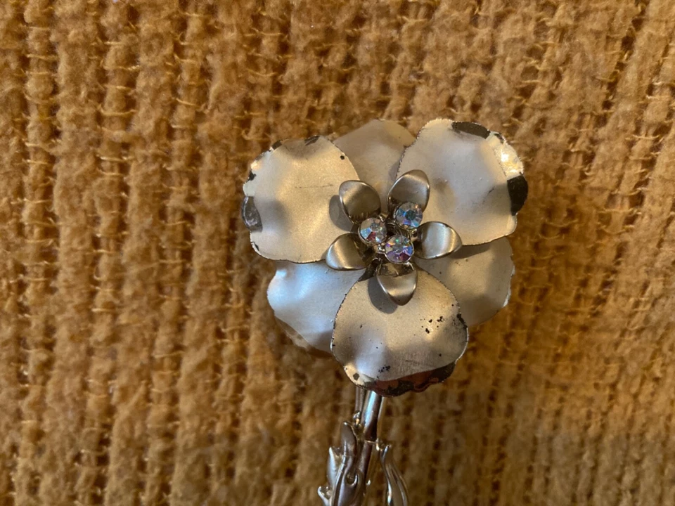 Prendedor de metal flor tono dorado diamantes iridiscentes simulados, moderno de mediados de siglo Foto 3 de 4