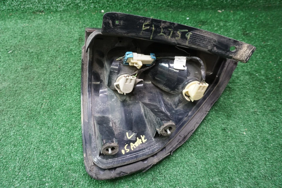 2001 2002 2003 2004 2005 PONTIAC AZTEK LEFT TAIL LIGHT OEM 10325501 - Image 4 of 4