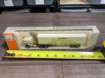 CON-COR ROUTE 66 HO SCALE TRUCKS SEMI TRACTOR TRAILERS BEKINS EXPOTRONICS