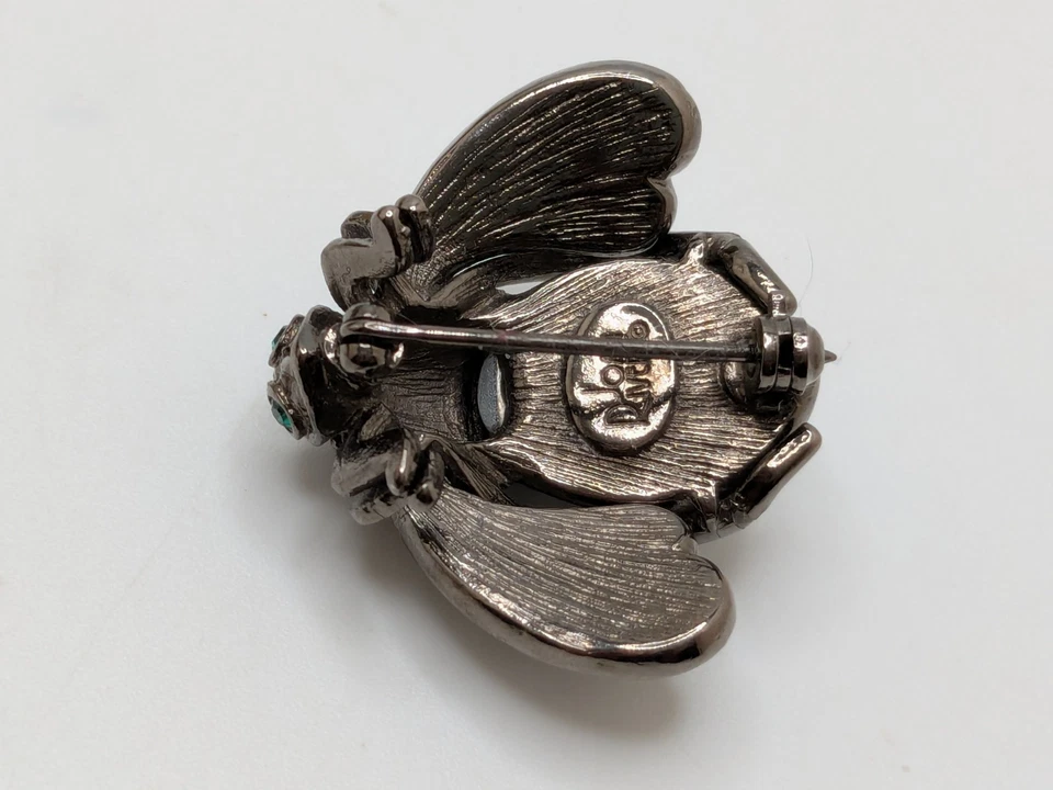 Broche Escarabajo Estrás Esmalte Blanco y Negro Joan Rivers Tono Negro De Colección Foto 4 de 4