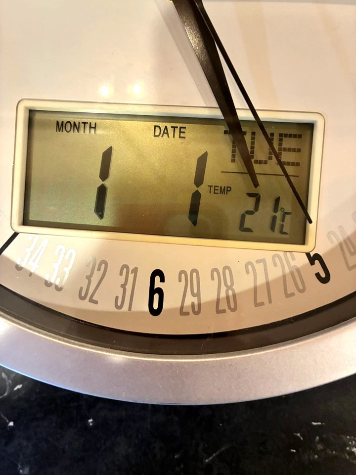 Reloj de Pared WESTCLOCK con Hora, Día de la Semana y Temperatura Foto 3 de 4