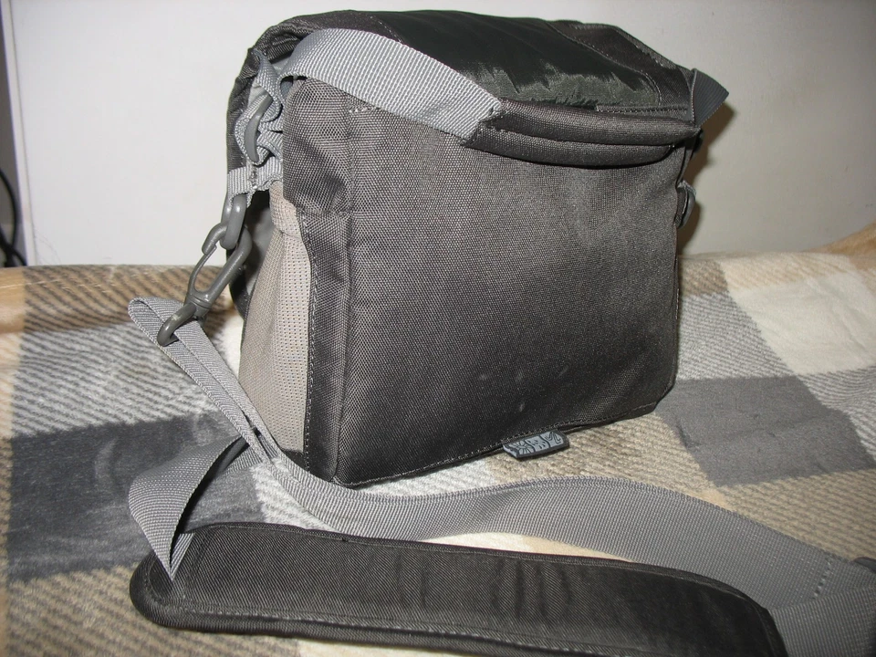 Bolso de hombro Lowepro LP36612-PWW Nova Sport 7L AW (gris pizarra) Foto 2 de 4