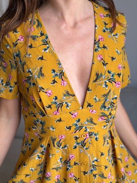 Vestido color mostaza Pretty Little Thing