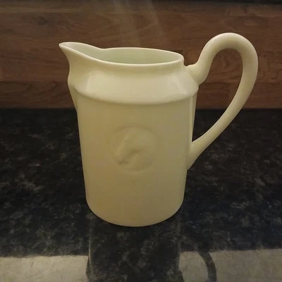 Joli pot à lait en porcelaine blanche à motif de tête de cheval en relief - Photo 1/3