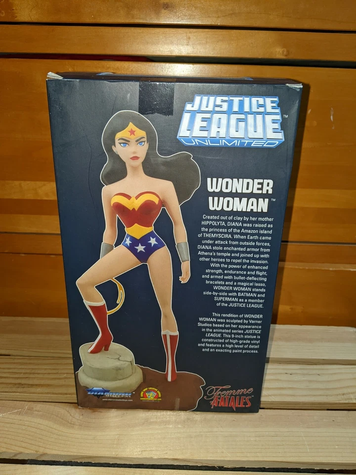 Estatua Mujer Maravilla 9" Mujer Fatales Liga de la Justicia Ilimitada Diamante Selección Foto 2 de 4