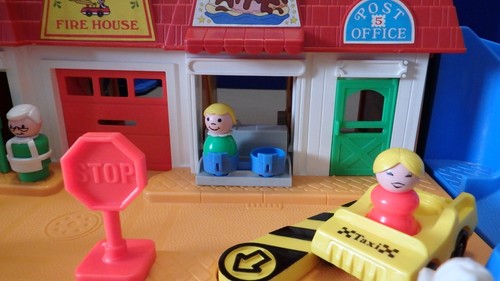 Fisher Price Little People MAIN STREET #2500 completo - scatola originale 24 pezzi - Foto 8 di 16