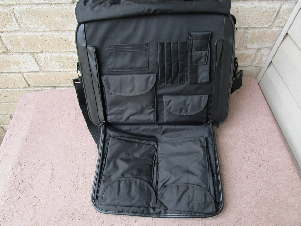 Estuche de transporte para computadora portátil Dell 16'' X 13''X4 ''. CUERO GENUINO. Negro. Foto 4 de 4