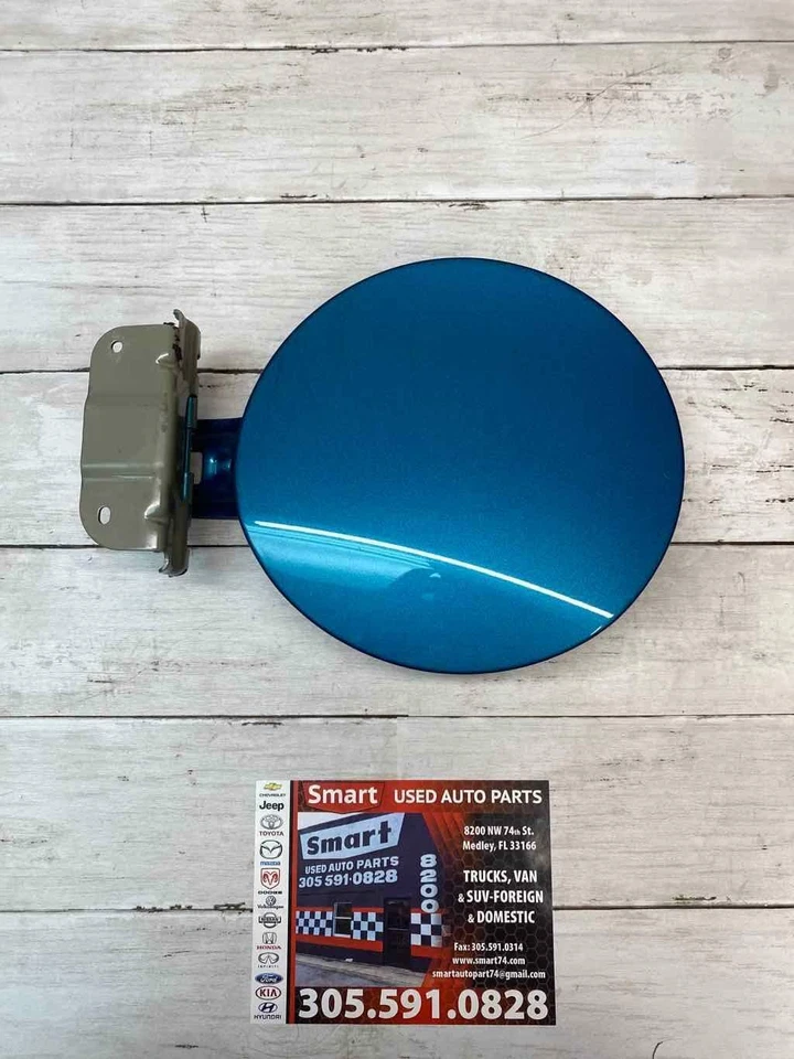 Puerta del tanque de combustible Nissan Versa Note 2014 2019 tapa de gasolina conjunto azul OEM G88303WCMA Foto 2 de 4