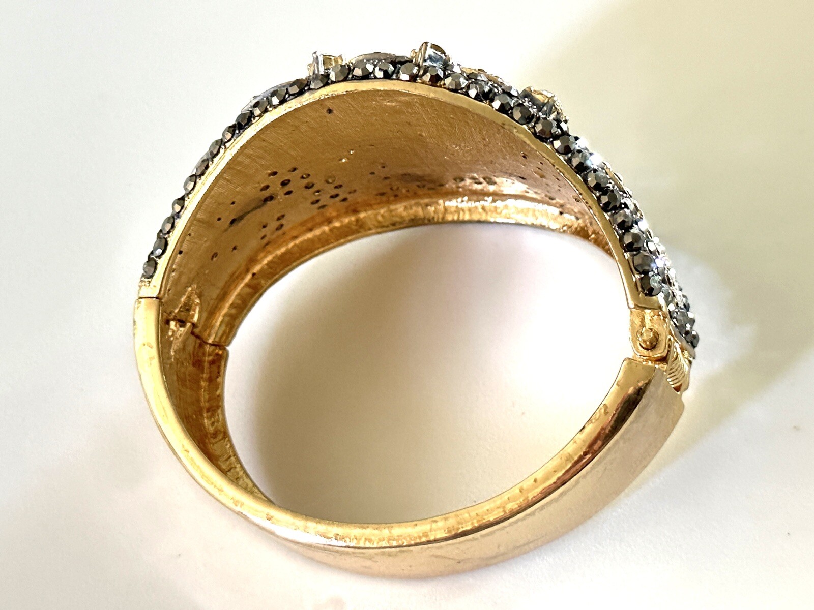 BEAUTIFUL RHINESTONE / CRYSTAL STATEMENT BRACELET. - image 6