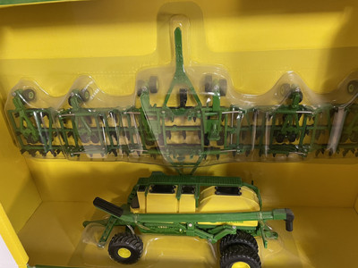 ERTL John Deere Air Seeder Planter 1870 Air Drill & C850 Air Cart