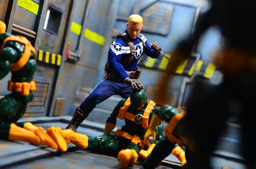 Captain America Commander Rogers One: 12 Collective Mezco PX Exclusive Figure - Picture 4 of 8