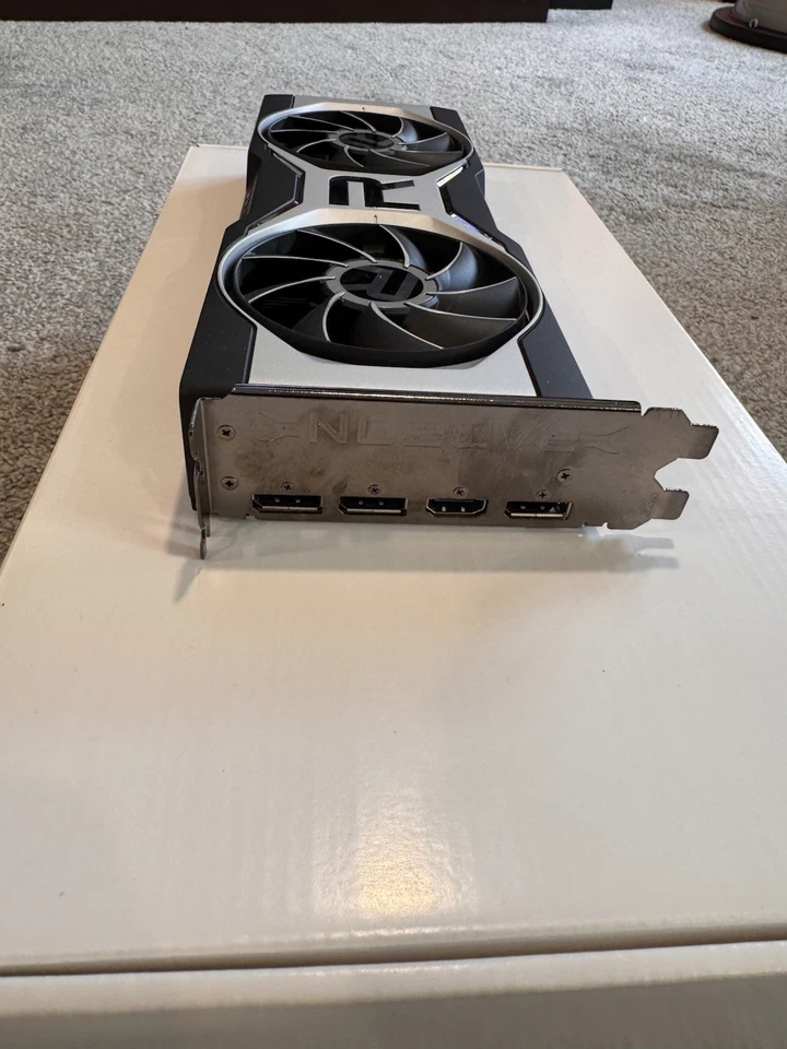 AMD Radeon RX 6700 XT Founders Edition Foto 2 de 4