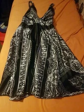 New look dress 10  shows as a 12 looks like a 10 