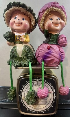 2PCS country style fruit & vegetable shelf hanging Green Legged Resin Craft Doll