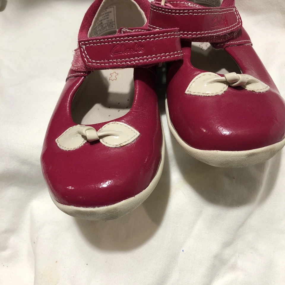 Clarks Niñas Suave Arco Berry Charol Primeros Zapatos Talla 6.5 Ajuste Foto 4 de 4