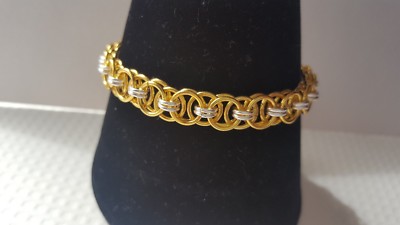 HELM GEWEBT KETTENBAND IN GOLD UND VERSILBERTEM KUPFER.