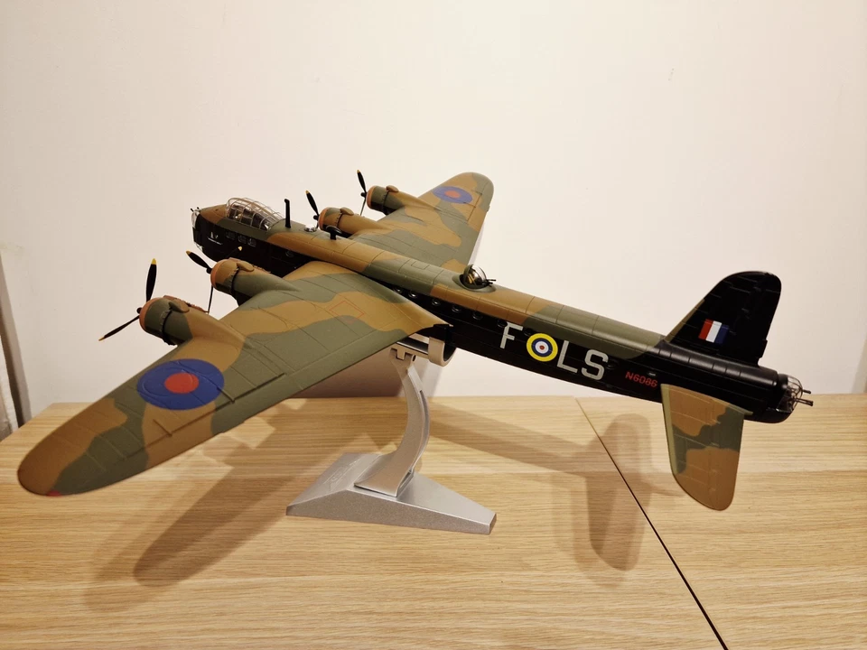Corgi Aviation AA39501 1:72 Short Stirling 'MacRoberts Reply' 15 Sqn RAF Wyton - Image 3 of 4