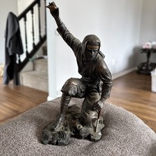 Guerriero Ninja con statua in resina Shuriken. Bellissimi dettagli.