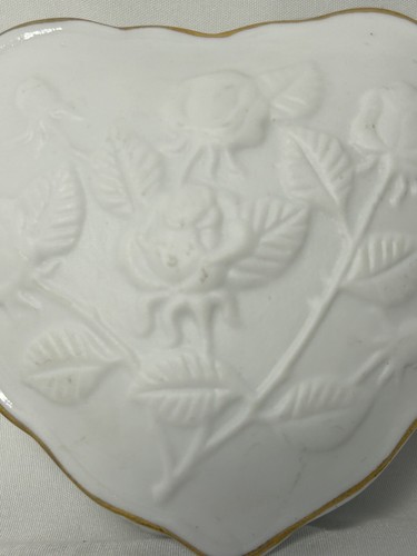 Rose Embossed White Heart Shaped Trinket Box With Gold Trim - Picture 3 of 8