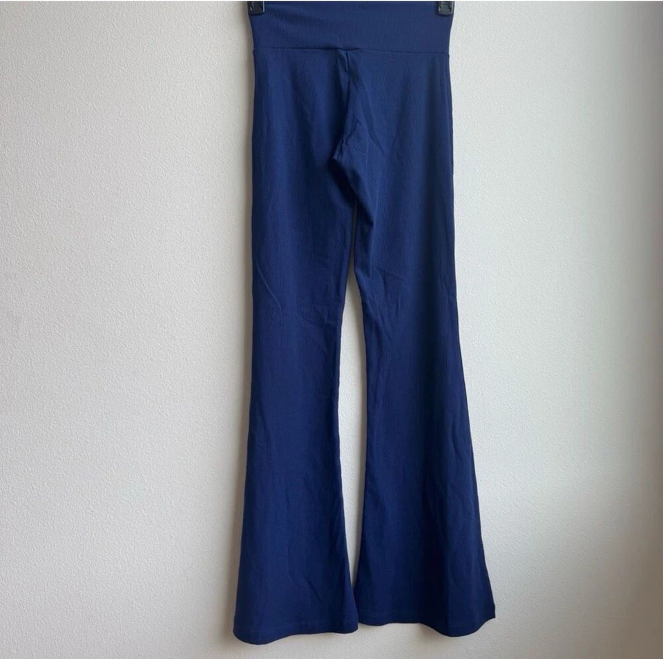 全新带标签 Adidas Originals Essentials 高腰罗纹喇叭打底裤蓝色 S 码 — 第 4/4 张图片