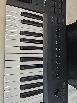 Native Instruments Komplete Kontrol A25 25-Key Keyboard Controller