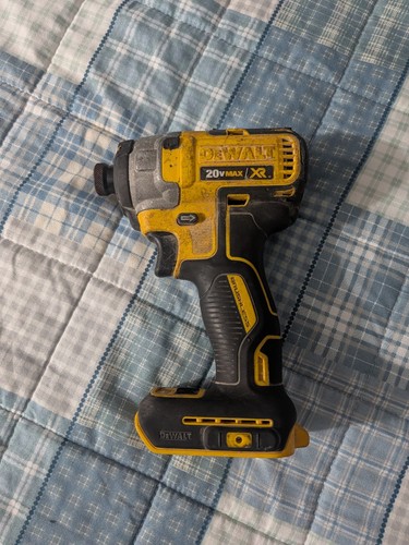 DeWalt DCF887 20V MAX 1/4 Cordless Impact Driver **For Parts Or Repair**
