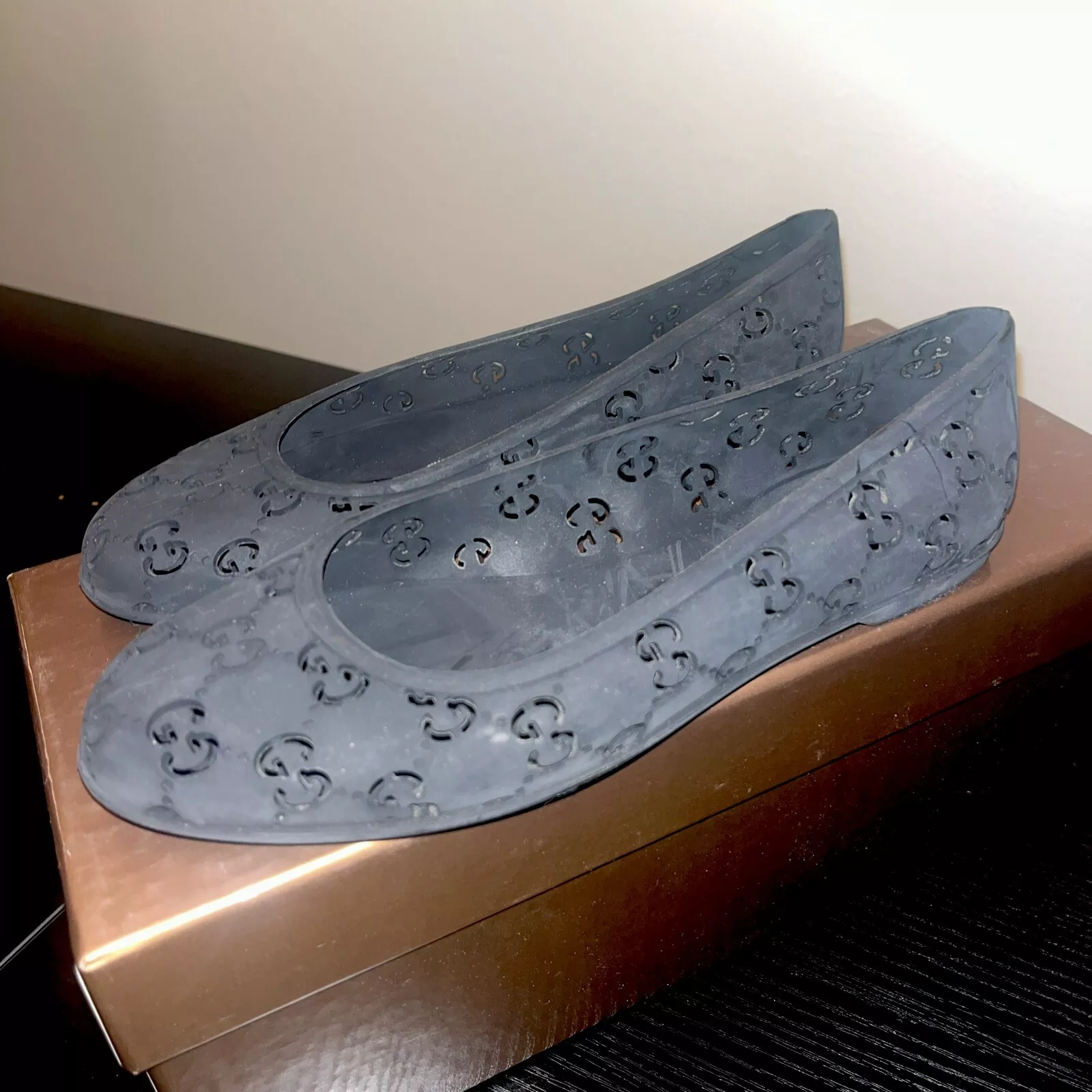 Plats de ballet design femmes Gucci en caoutchouc GG
