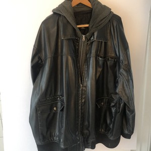 jaqueta de couro com capuz removível