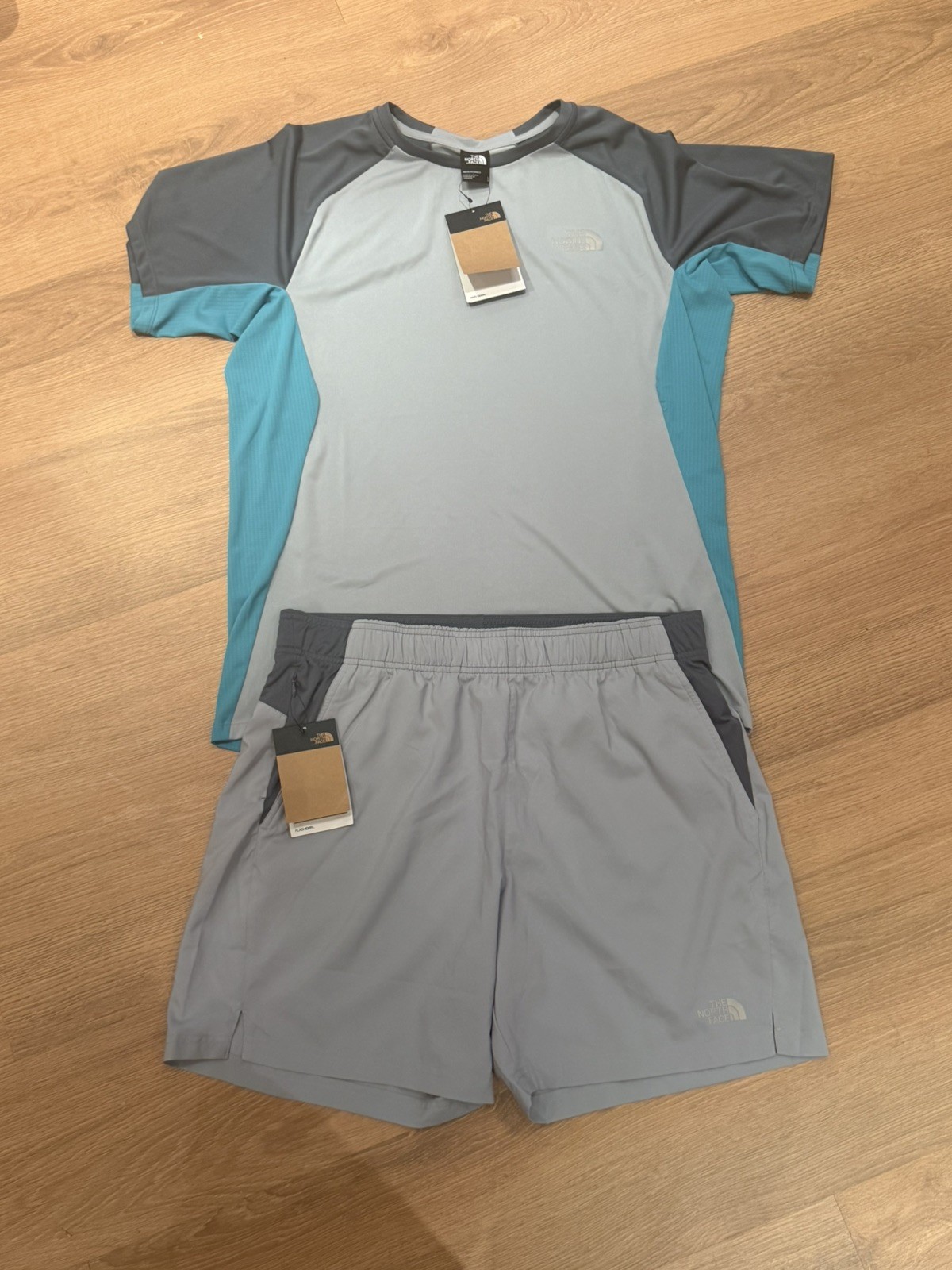 Conjunto de camiseta y pantalón corto grande gris The North Face para hombre