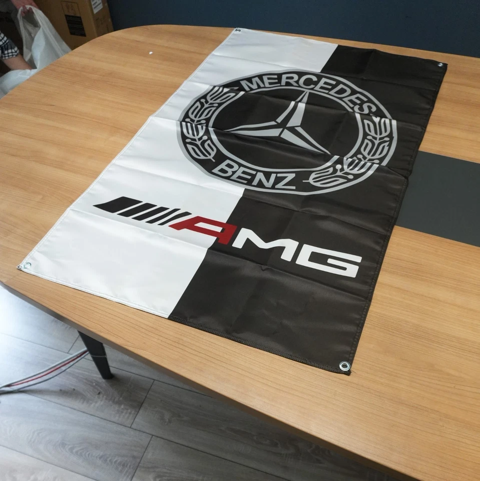 Mercedes-Benz AMG Heritage Flag – 70 × 120 cm (27,5” × 47,2”) Foto 3 de 4
