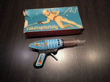 VINTAGE SPACE GUN TIN TOY ASTRONAUT COSMONAUT ALIEN ROCKET PISTOL LEMEZARU MUVEK
