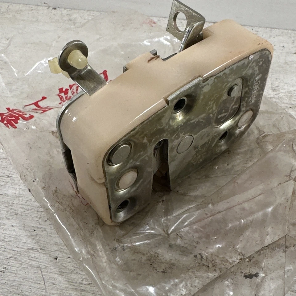 New OEM Nissan RH REAR PASS. DOOR LATCH ASSEMBLY 1980-82 DATSUN 310 Bluebird - Image 3 of 4