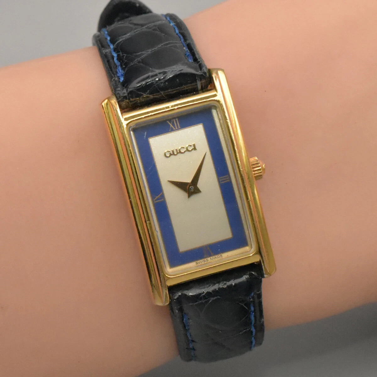 Montre à quartz femme vintage [presque comme neuve] GUCCI 2600L cadran bleu forme réservoir doré