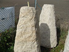 Granit- Quellstein mit Wasserbohrung H160,0cm B35,0cm oben B65,0cm unten