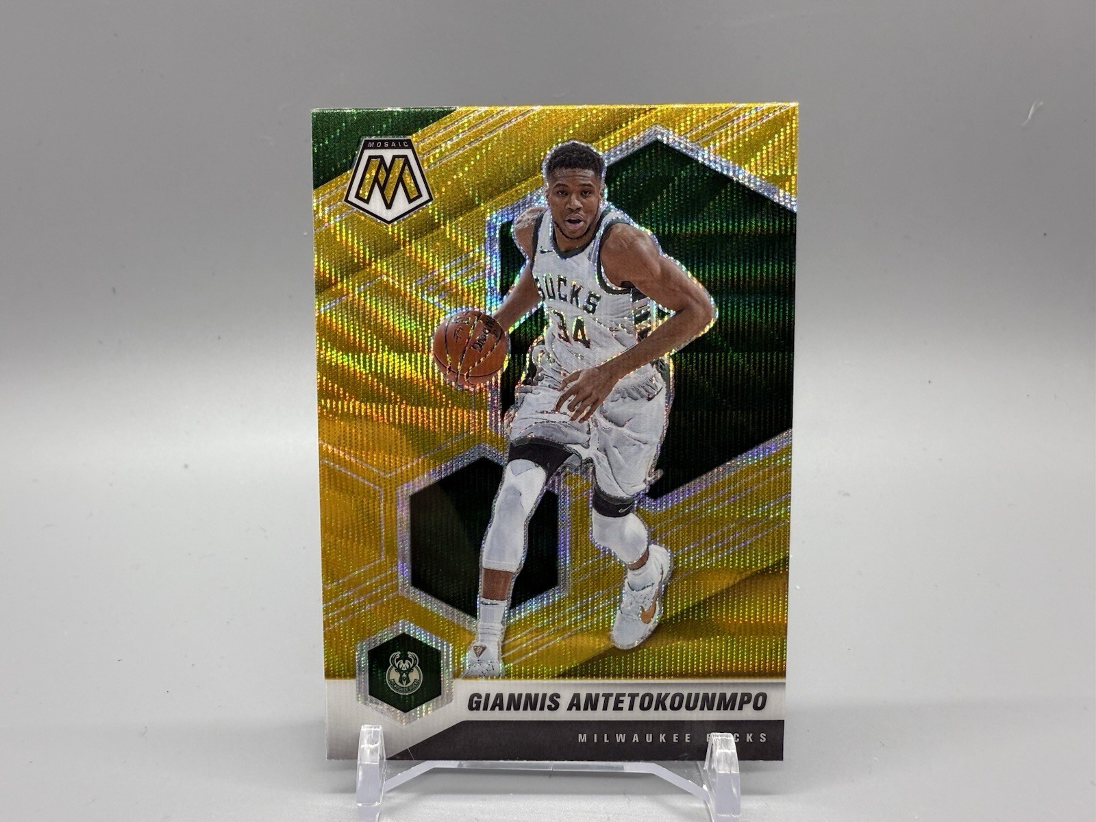 Giannis Antetokounmpo 2020-21 Panini Mosaic Gold Wave Parallel SSP #80-BUCKS