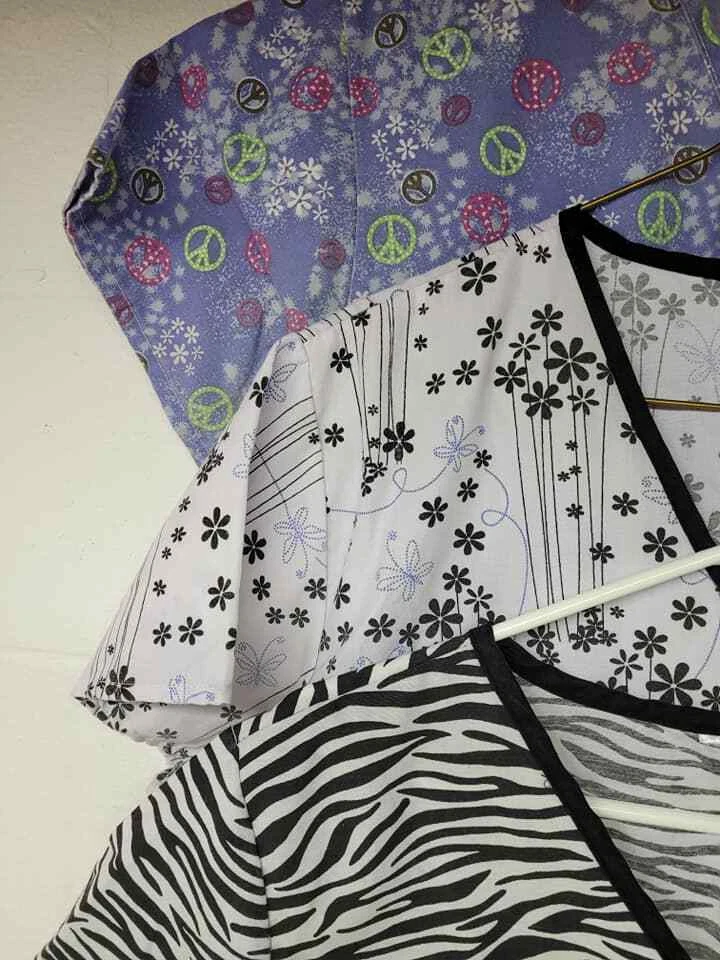 womens scrub tops / we675 r2t4 - Image 2 of 3