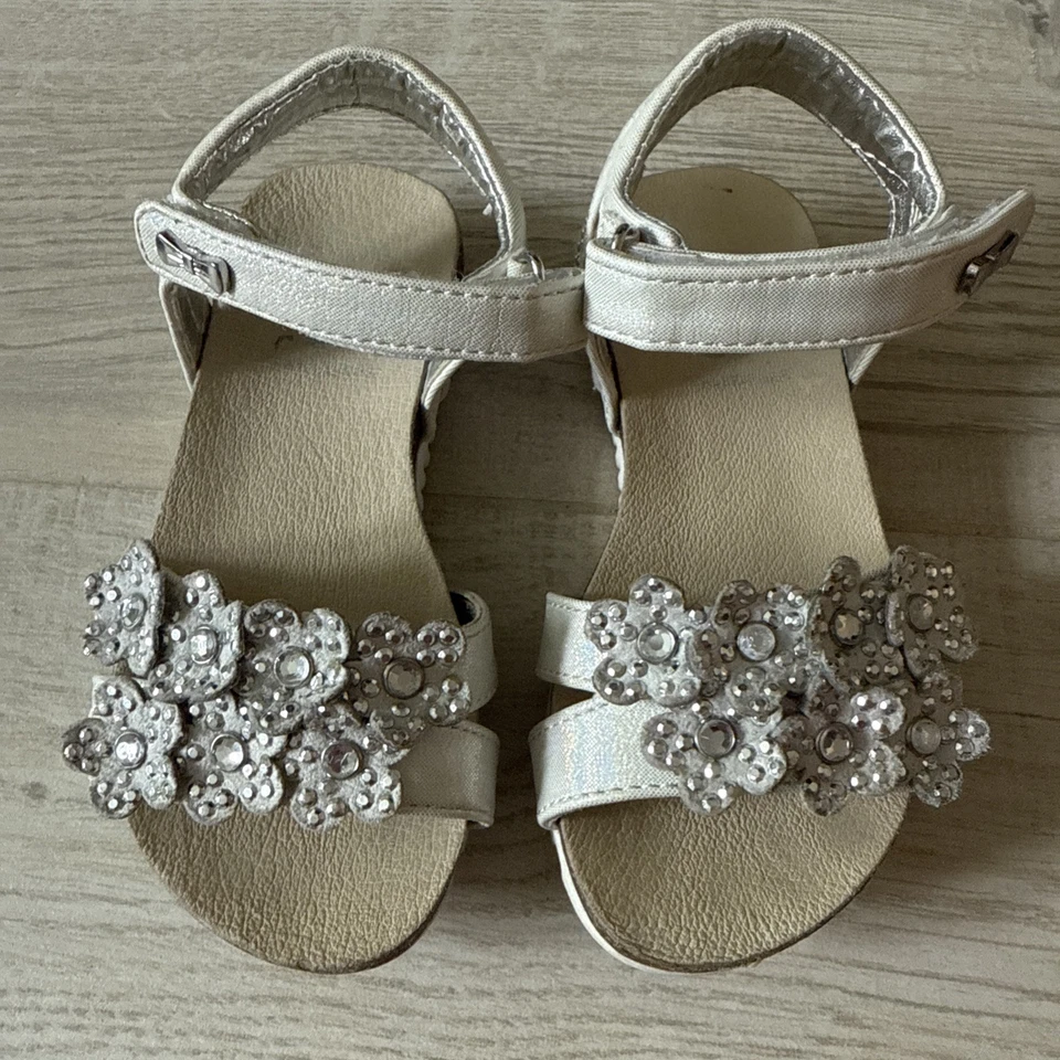 花卉珠饰白色凉鞋 — 第 2/3 张图片