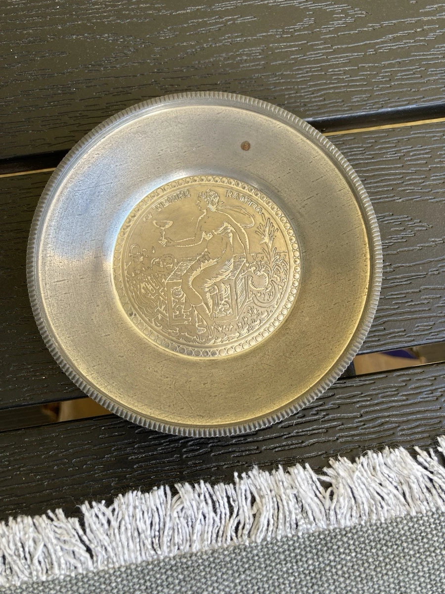 Zinnteller/Platte mit Reliefmotiv Frau „TEMPLE RANTILA“ aus Zinn, 1 Stk.