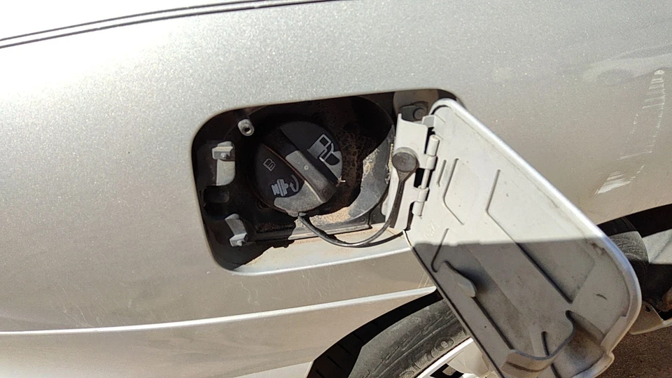 Гриф топливного бака 99-05 Pontiac Sunfire в сборе с оригинальной крышкой бензобака 2 двери 22615853 - Изображение 2 из 4