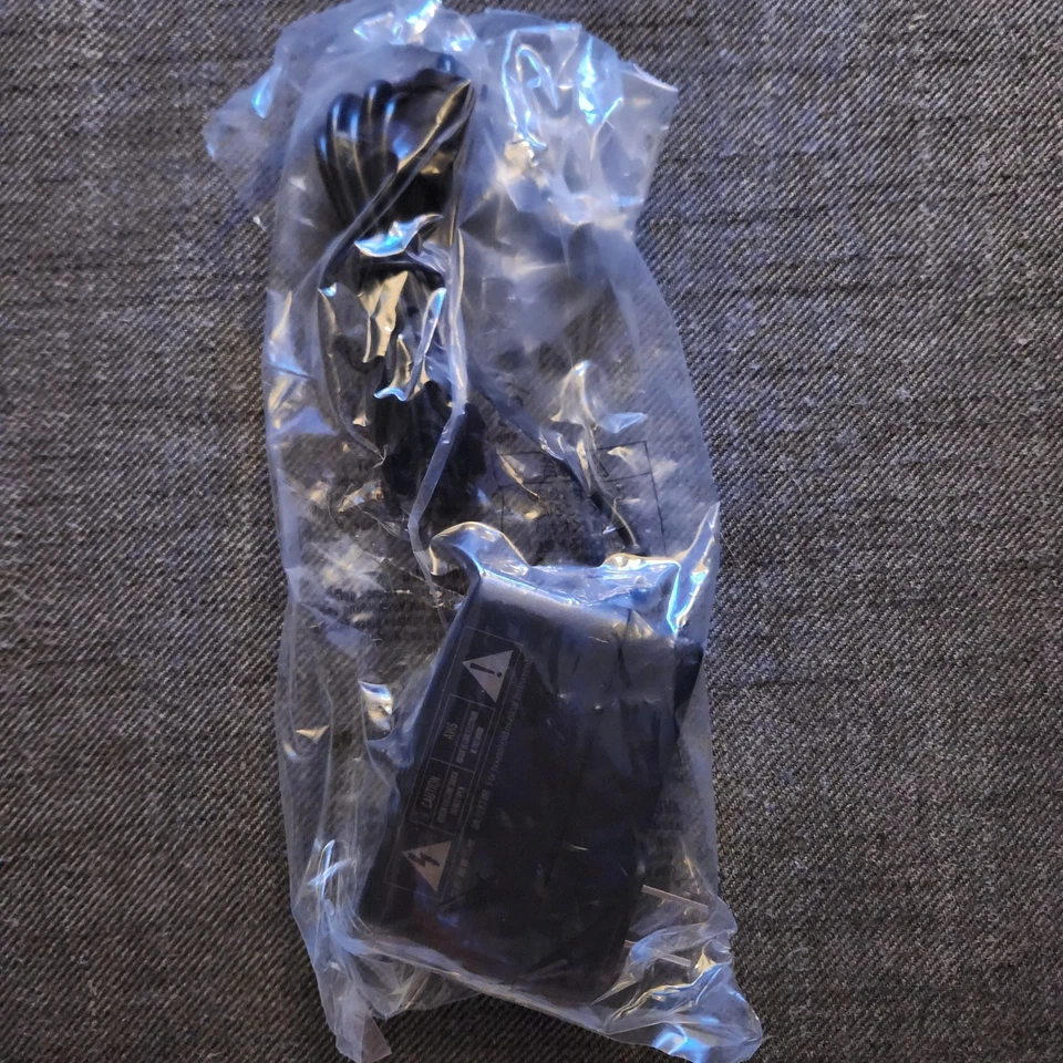 NEW Genuine Casio AC Adaptor AD-E95100LU Power Supply 9.5V 1A Keyboard Charger - Image 3 of 3