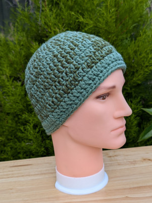 Handgefertigte Erwachsene Unisex grün Beanie gehäkelt gestrickt warme Wintermütze. 