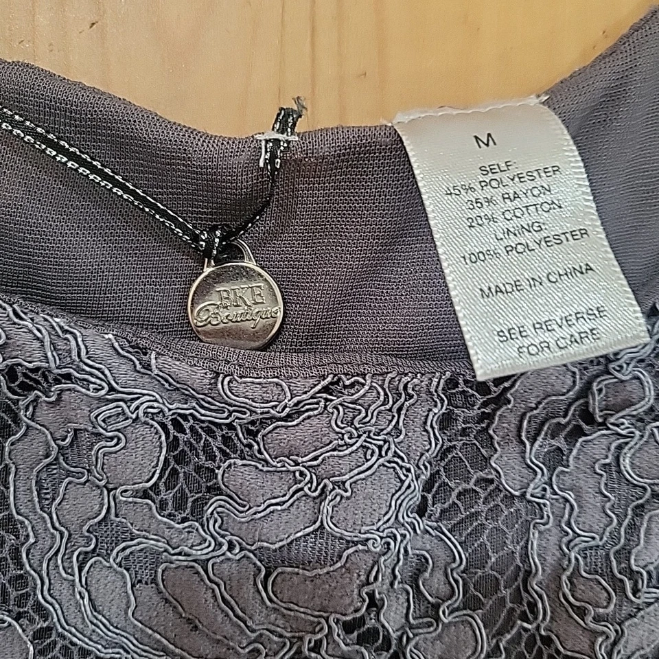 Camiseta sin mangas para mujer BKE Boutique talla mediana pedrería Y2K años 2000 brillante Foto 2 de 4
