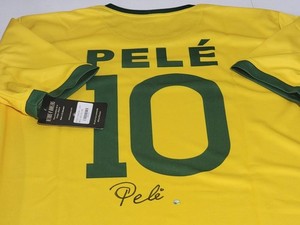 Photo Dédicacée De Pelé (Brésil) Avec Chemise Présentoir Et Certificat D'Authenticité