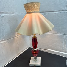 LÁMPARA DE MESA BOUDOIR VINTAGE HOLLYWOOD GLAM roja lucite y base de mármol mcm